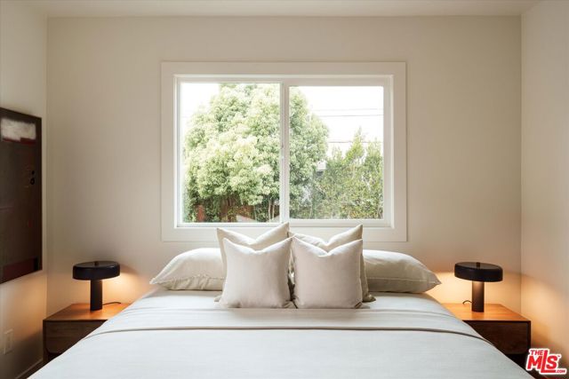2041 S Palm Grove Avenue, Los Angeles CA: https://media.crmls.org/mediaz/dc0a6b34-2219-446b-92cd-5c5e5634e5ab.jpg