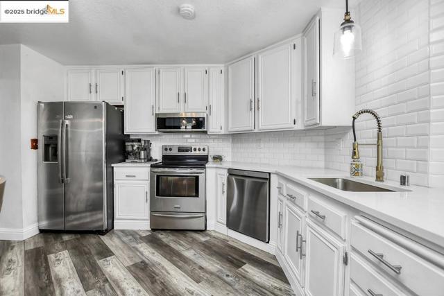 1359 Port Ct, Oakley CA: https://media.crmls.org/mediaz/dc0c93f4-25e6-4307-bb86-257aaac36f40.jpg