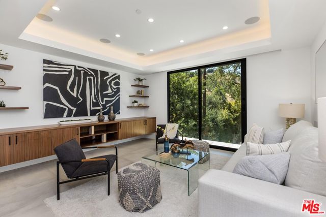 14899 Round Valley Drive, Sherman Oaks CA: https://media.crmls.org/mediaz/dc0cc310-4753-41e1-92cf-778f17d10c31.jpg