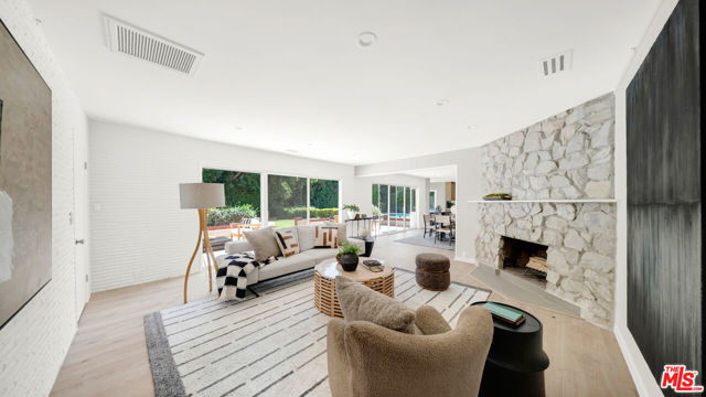 6900 Chisholm Avenue, Lake Balboa CA: https://media.crmls.org/mediaz/dc0d2855-27a1-4b9e-916e-6cd5f7040d64.jpg