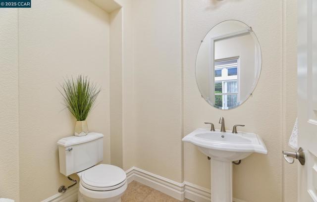 1681 Gamay Ln, Brentwood CA: https://media.crmls.org/mediaz/dc0d73d9-9a55-4edc-aedd-fae4c7654759.jpg
