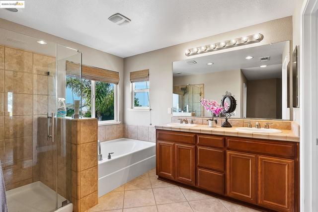 150 Ridge Crest Ct, Oakley CA: https://media.crmls.org/mediaz/dc0dbb9d-d121-4ff7-96f7-eb25d8368752.jpg