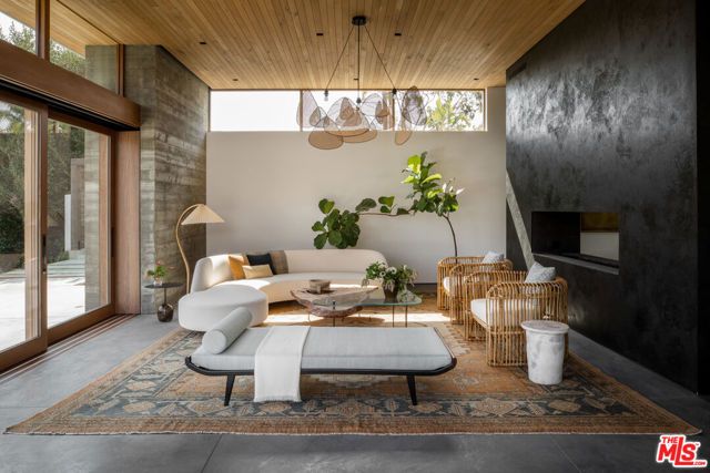 6708 Wildlife Road, Malibu CA: https://media.crmls.org/mediaz/dc0dd0b3-da46-404d-8569-e3677056ce2f.jpg
