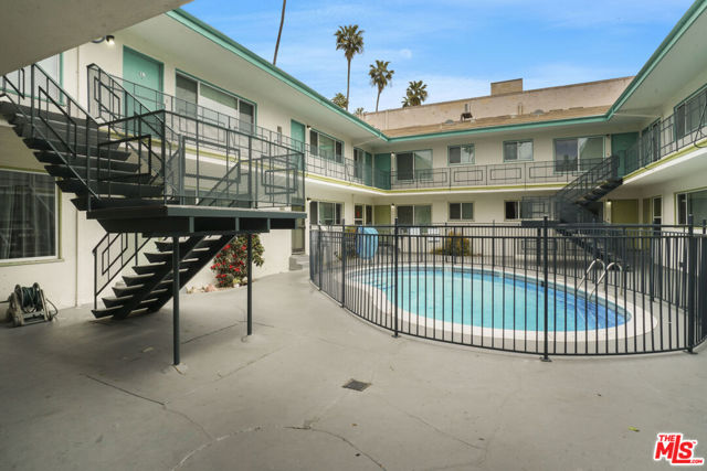 400 S Mariposa Avenue, Los Angeles CA: https://media.crmls.org/mediaz/dc0e1430-a926-477d-acb1-8261067b5b3e.jpg