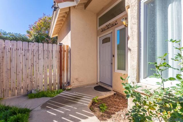 24643 Leafwood Dr, Murrieta CA: https://media.crmls.org/mediaz/dc0e7a81-61e0-4de8-b9e4-78ed6595d86b.jpg