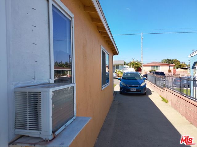 1048 W 125th Street, Los Angeles CA: https://media.crmls.org/mediaz/dc0e89e2-2d00-4cbb-998d-a161cc368dc9.jpg