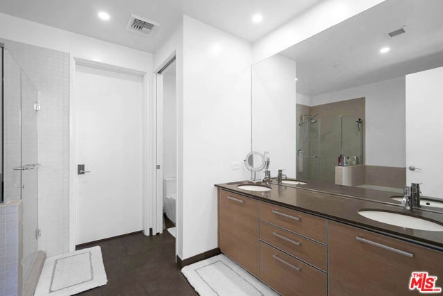 801 S Grand Avenue, Los Angeles CA: https://media.crmls.org/mediaz/dc0fd211-bd76-4b5d-b6e1-55c521cb0871.jpg