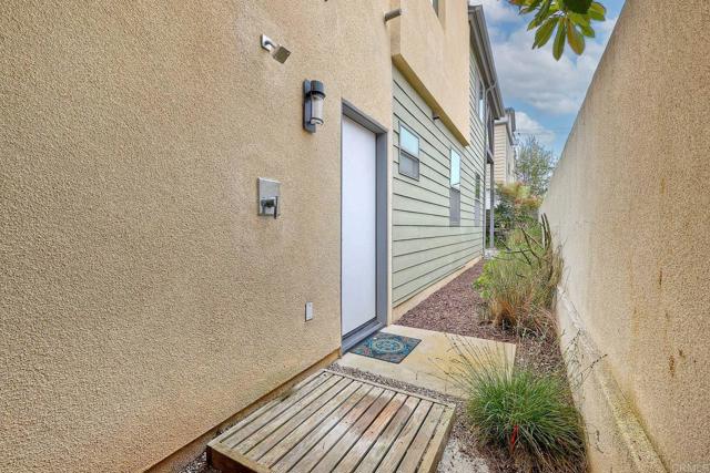 295 Chinquapin Ave, Carlsbad CA: https://media.crmls.org/mediaz/dc10dac6-71f8-4c64-987e-b1cf641b5671.jpg