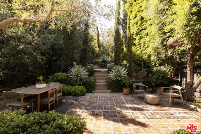 1452 Westerly Terrace, Los Angeles CA: https://media.crmls.org/mediaz/dc1132d6-d7c5-468c-b915-66ab70627c7c.jpg