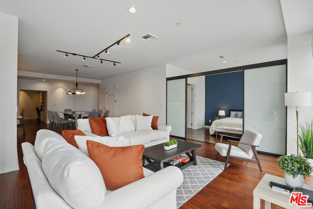 801 S Grand Avenue, Los Angeles CA: https://media.crmls.org/mediaz/dc11497d-181c-4069-998a-0e3335486295.jpg
