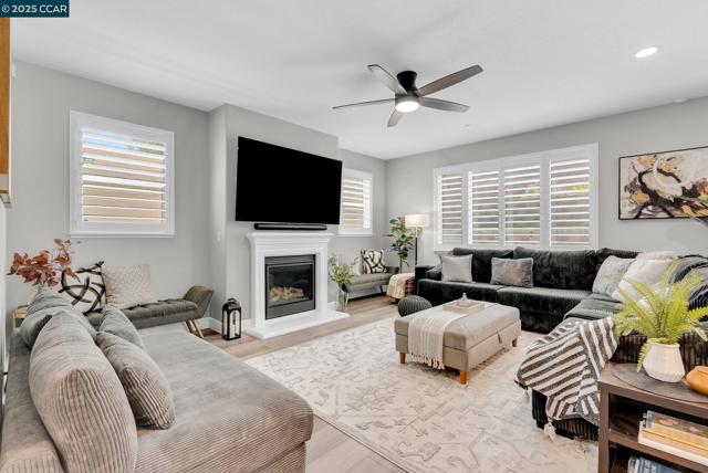 499 Yarrow Dr, Fairfield CA: https://media.crmls.org/mediaz/dc134210-133d-406e-845a-90037bdf0bb2.jpg