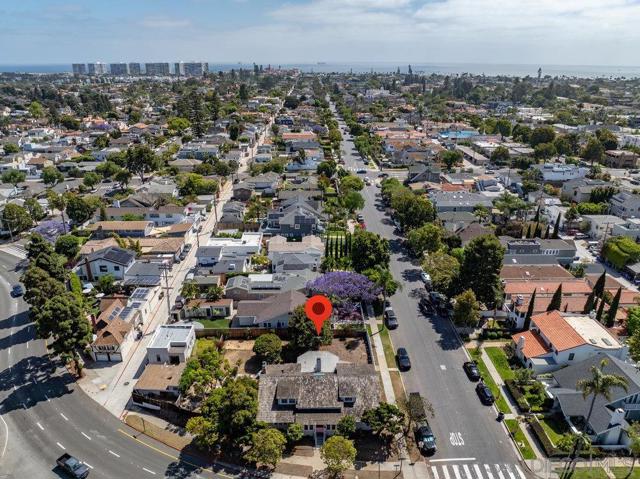 1312 3Rd St, Coronado CA: https://media.crmls.org/mediaz/dc13a11e-d709-4aac-9060-042e3e81675e.jpg