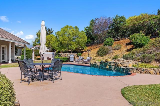 1324 Vista Colina Dr, San Marcos CA: https://media.crmls.org/mediaz/dc141b39-63de-4bb1-9862-429aa7c5b400.jpg