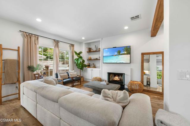 2658 Morning Grove Way, Thousand Oaks CA: https://media.crmls.org/mediaz/dc1420bb-5e55-4d75-bf1b-120c04623c9f.jpg