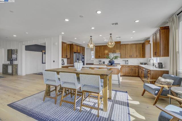 319 W Calabria Drive, Mountain House CA: https://media.crmls.org/mediaz/dc145913-2693-47fd-8657-c0007d745308.jpg