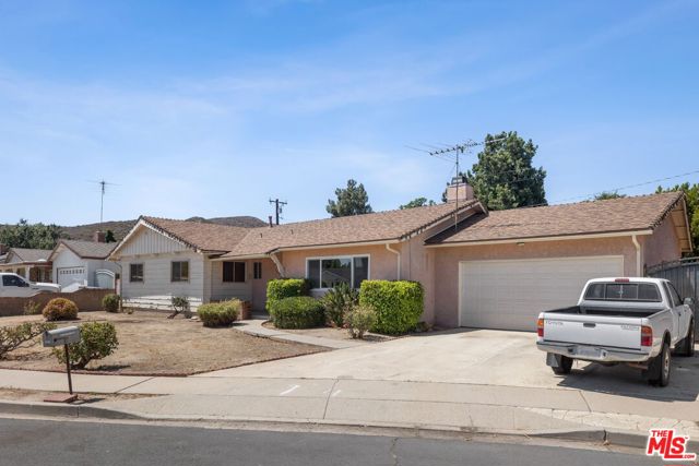 2659 Luray Circle, Simi Valley CA: https://media.crmls.org/mediaz/dc14731b-2236-4d6e-9c6b-e905fbf6737f.jpg