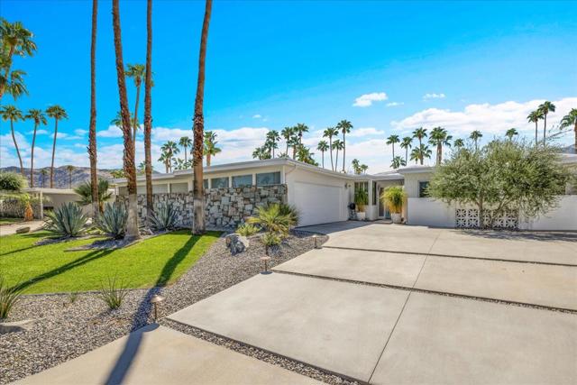 211 E Canyon Vista Drive, Palm Springs CA: https://media.crmls.org/mediaz/dc1568f2-da2e-453c-a357-a266a0bac2c3.jpg