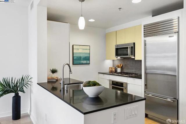 0 501 Beale Street, San Francisco CA: https://media.crmls.org/mediaz/dc15cb3a-a387-42f1-8714-70141d506324.jpg