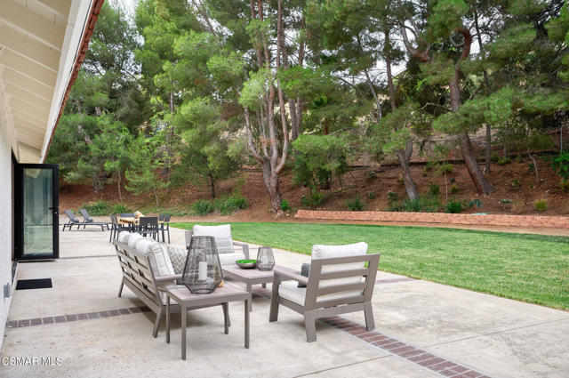 674 Lautrec Court, Thousand Oaks CA: https://media.crmls.org/mediaz/dc163aa3-ce62-450f-b6a6-2a0a61e81651.jpg