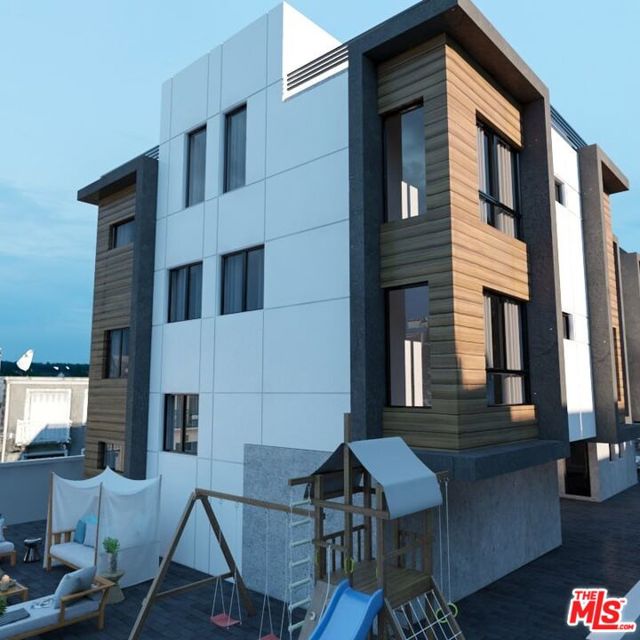 553 N Heliotrope Drive, Los Angeles CA: https://media.crmls.org/mediaz/dc1671dc-7e4a-48a5-bd56-4828b30d0d61.jpg