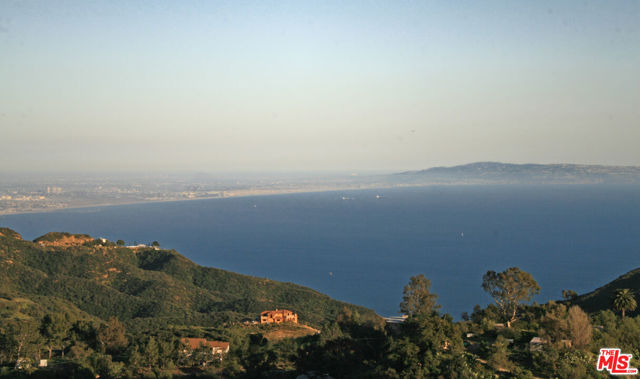21965 Saddle Peak Road, Topanga CA: https://media.crmls.org/mediaz/dc173250-3aa8-4375-b00a-6ed6a8fb50ba.jpg