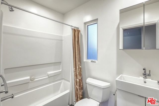 23018 Leonora Drive, Woodland Hills CA: https://media.crmls.org/mediaz/dc18e6d7-c9a3-484d-91e8-70866cccf8e6.jpg
