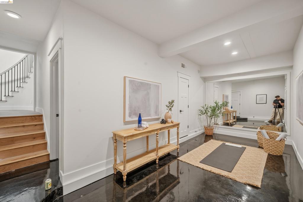 https://media.crmls.org/mediaz/dc1975b4-c7ef-478f-831e-e34a09beebed.jpg?preset=X-Large
