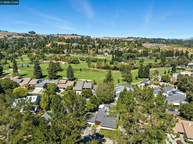 1725 Spyglass Ln, Moraga CA: https://media.crmls.org/mediaz/dc1a6857-07e2-4855-921a-c34b6714c686.jpg