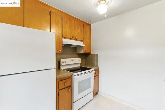 4336 Rilea Way, Oakland CA: https://media.crmls.org/mediaz/dc1b0a6c-016c-43aa-8897-c70e8c486f90.jpg