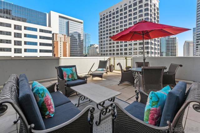 1240 India St, San Diego CA: https://media.crmls.org/mediaz/dc1b6717-b7a5-48a9-8e71-69b09fb18ef5.jpg