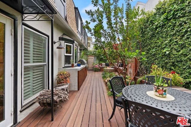 11051 Strathmore Drive, Los Angeles CA: https://media.crmls.org/mediaz/dc1c7929-4f9a-4ce5-a7f2-dcc6a385a4ed.jpg