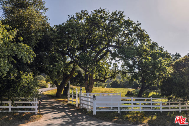 1697 W Potrero Road, Westlake Village CA: https://media.crmls.org/mediaz/dc1c7b55-ea33-476a-a042-896dee69daa3.jpg