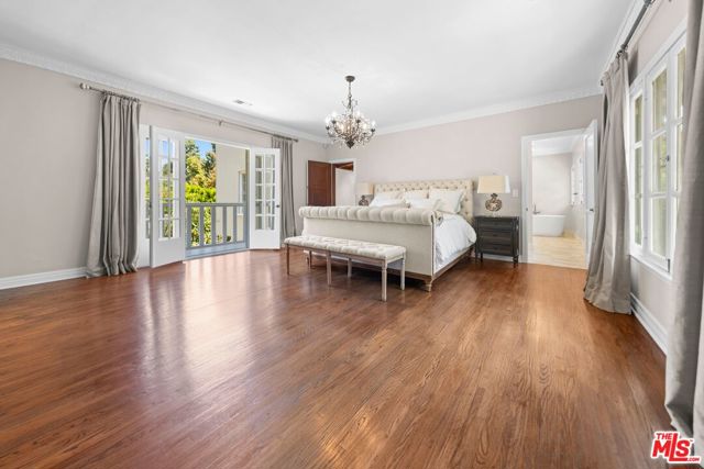 1004 N Beverly Drive, Beverly Hills CA: https://media.crmls.org/mediaz/dc1d499b-bd72-4a20-8bfb-f2bf415b8d82.jpg