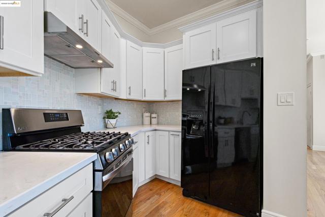 5915 Balboa Dr, Oakland CA: https://media.crmls.org/mediaz/dc1d5daa-70f8-485c-84fe-966b6d42c048.jpg