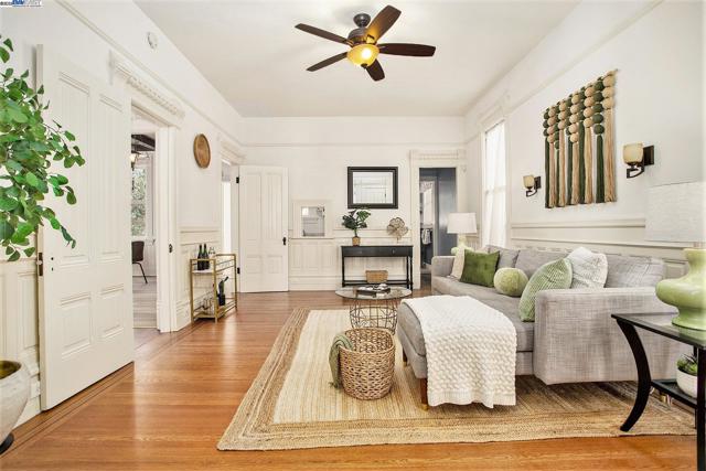 2120 Encinal Ave, Alameda CA: https://media.crmls.org/mediaz/dc1d994d-d42e-41d8-b963-15b4537926d6.jpg