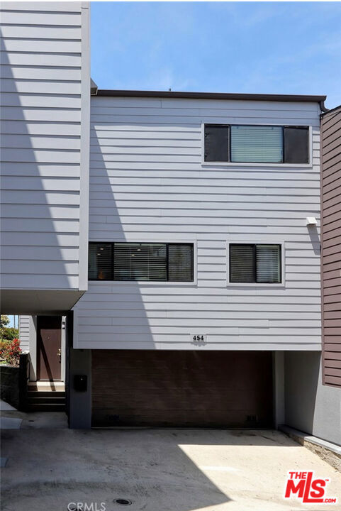 454 Palos Verdes Boulevard, Redondo Beach CA: https://media.crmls.org/mediaz/dc1dd986-11aa-4dcd-9751-8d6df5d11db3.jpg