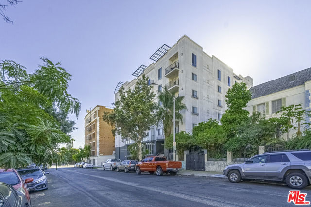 733 S Manhattan Place, Los Angeles CA: https://media.crmls.org/mediaz/dc1ed301-5f98-4cc0-ba0f-a3b3389eb867.jpg