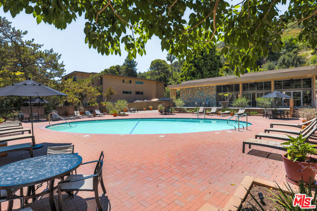 6700 Hillpark Drive, Los Angeles CA: https://media.crmls.org/mediaz/dc202ad9-33f7-4c08-bffc-4af1dc8ba939.jpg
