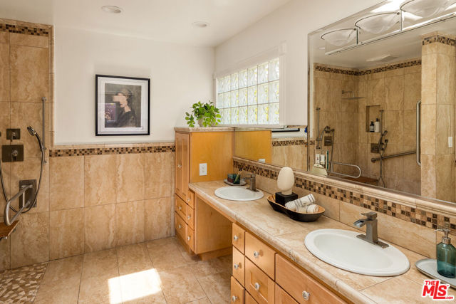 6020 S Corning Avenue, Los Angeles CA: https://media.crmls.org/mediaz/dc2055ae-e6c5-4025-b079-7f437832fdb6.jpg