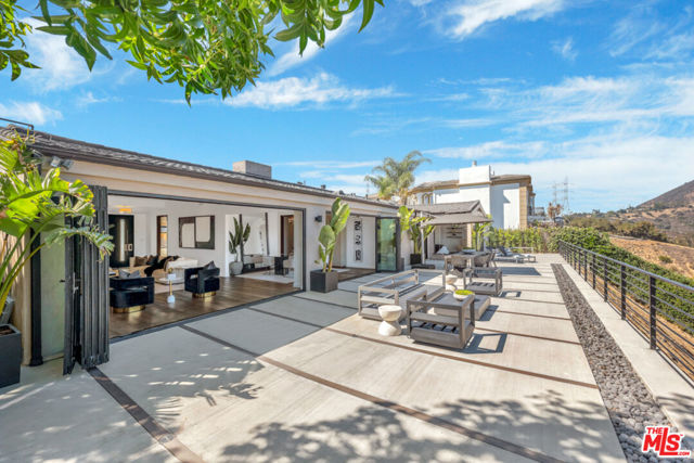 2960 LAKERIDGE Drive, Los Angeles CA: https://media.crmls.org/mediaz/dc214051-61c4-4588-afae-96a70859be04.jpg