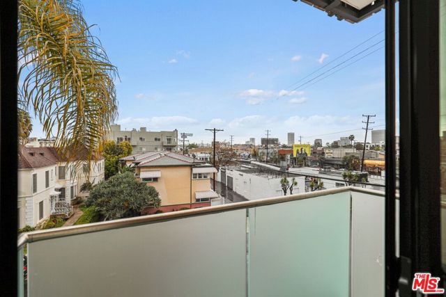 129 Kings, Los Angeles CA: https://media.crmls.org/mediaz/dc2360e3-57e6-4f00-99e9-863cd0e1c400.jpg