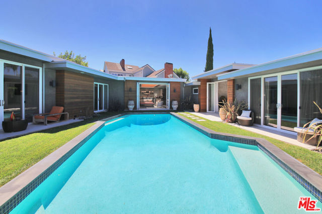 3054 Elvido Drive, Los Angeles CA: https://media.crmls.org/mediaz/dc24e052-42c7-4b26-985b-06ed6f5155cf.jpg