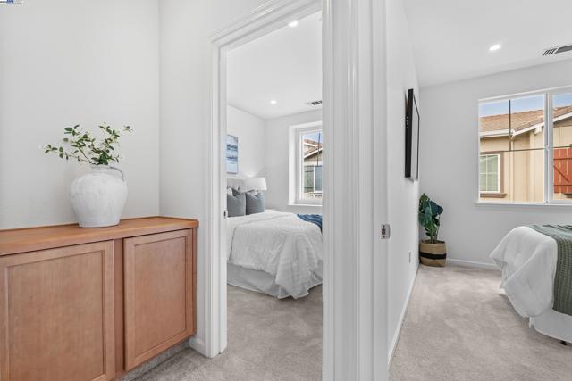6677 S Mariposa Ln, Dublin CA: https://media.crmls.org/mediaz/dc250dd4-5373-4665-bf5d-4f4189b67075.jpg