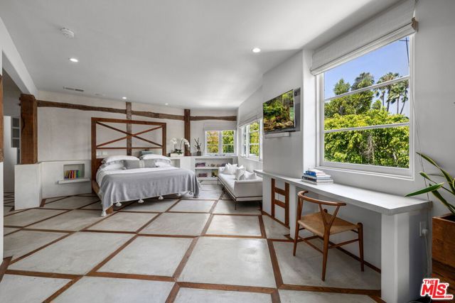 8249 Marmont Lane, Los Angeles CA: https://media.crmls.org/mediaz/dc258e45-7c90-4ff6-878f-f13a2b99944a.jpg