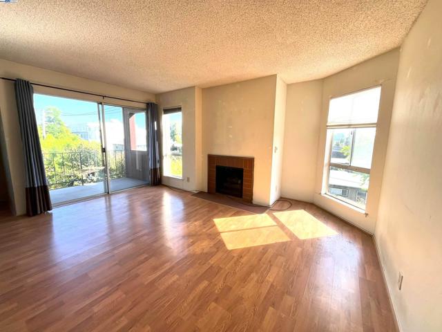 3751 Harrison St, Oakland CA: https://media.crmls.org/mediaz/dc2697a5-847d-4ee1-8579-5341bb3168f9.jpg