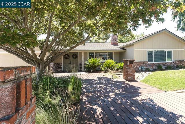 1736 Silverwood Dr, Martinez CA: https://media.crmls.org/mediaz/dc26df29-6d45-4b9f-bc1e-a0548e4492fb.jpg