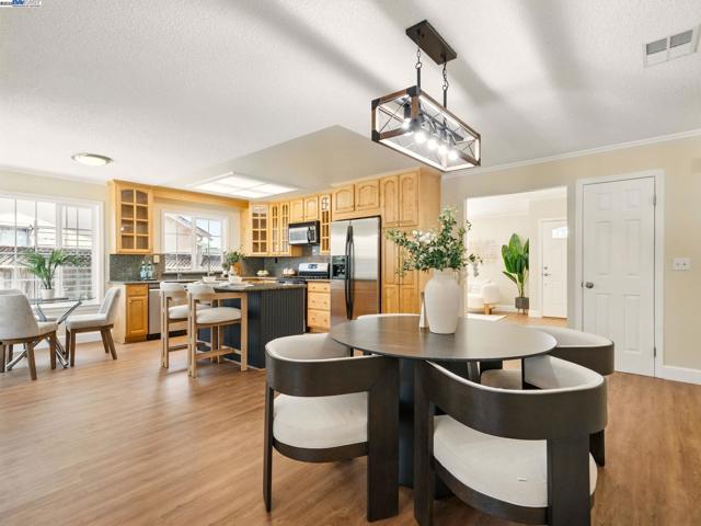33537 Bardolph Cir, Fremont CA: https://media.crmls.org/mediaz/dc273893-4e86-4a6a-80a8-68b6b11046d9.jpg