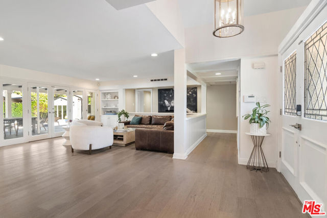 4909 Encino Terrace, Encino CA: https://media.crmls.org/mediaz/dc27b315-beae-4253-8bd6-09375fa95c49.jpg