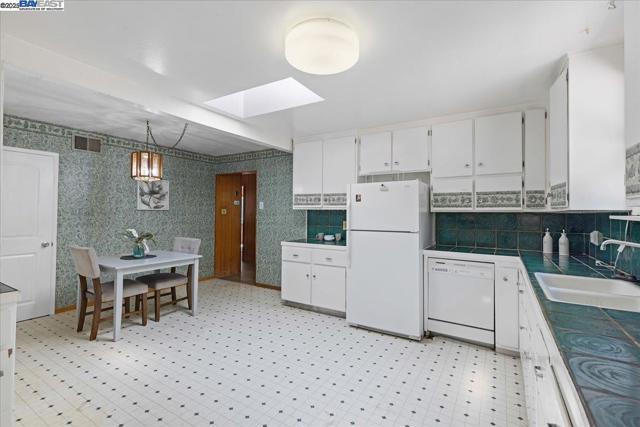 30261 Palomares Rd, Castro Valley CA: https://media.crmls.org/mediaz/dc28091d-87c8-4c85-a2a2-203a4eaf8e3a.jpg