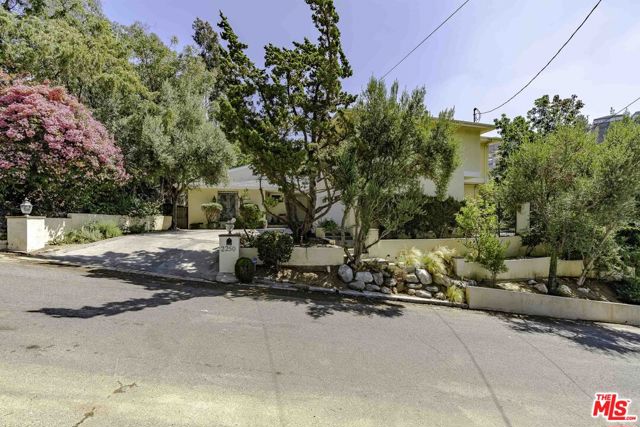 2250 Betty Lane, Beverly Hills CA: https://media.crmls.org/mediaz/dc286d71-408e-41e7-ab2c-ab68806a4860.jpg